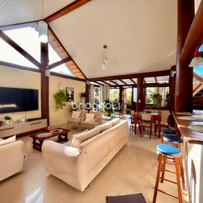 Casa com 224m², 3 quartos (sendo 3 suítes), 2 garagens, no bairro Rio Tavares em Florianópolis
