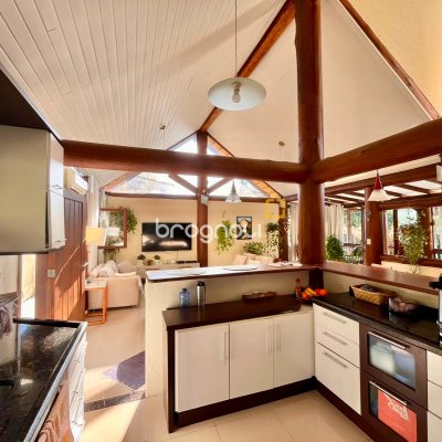 Casa com 224m², 3 quartos (sendo 3 suítes), 2 garagens, no bairro Rio Tavares em Florianópolis