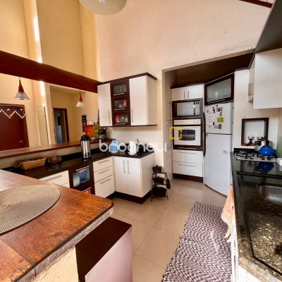 Casa com 224m², 3 quartos (sendo 3 suítes), 2 garagens, no bairro Rio Tavares em Florianópolis