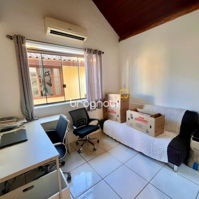 Casa com 224m², 3 quartos (sendo 3 suítes), 2 garagens, no bairro Rio Tavares em Florianópolis