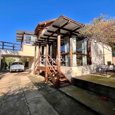 Casa com 224m², 3 quartos (sendo 3 suítes), 2 garagens, no bairro Rio Tavares em Florianópolis