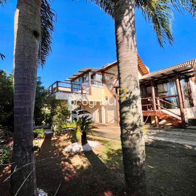 Casa com 224m², 3 quartos (sendo 3 suítes), 2 garagens, no bairro Rio Tavares em Florianópolis
