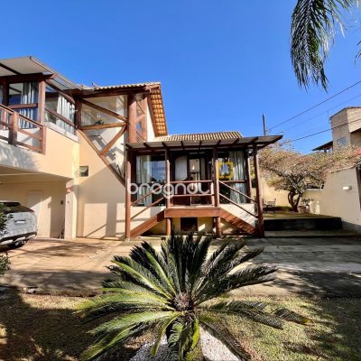 Casa com 224m², 3 quartos (sendo 3 suítes), 2 garagens, no bairro Rio Tavares em Florianópolis