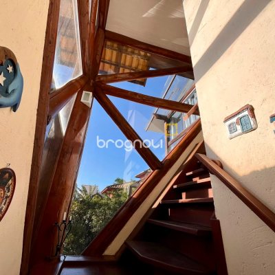 Casa com 224m², 3 quartos (sendo 3 suítes), 2 garagens, no bairro Rio Tavares em Florianópolis