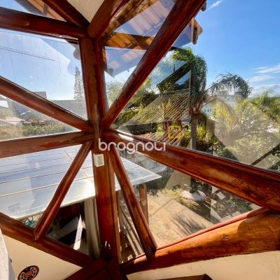 Casa com 224m², 3 quartos (sendo 3 suítes), 2 garagens, no bairro Rio Tavares em Florianópolis
