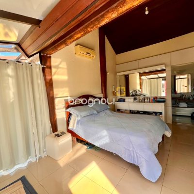 Casa com 224m², 3 quartos (sendo 3 suítes), 2 garagens, no bairro Rio Tavares em Florianópolis