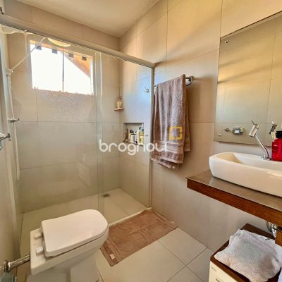 Casa com 224m², 3 quartos (sendo 3 suítes), 2 garagens, no bairro Rio Tavares em Florianópolis