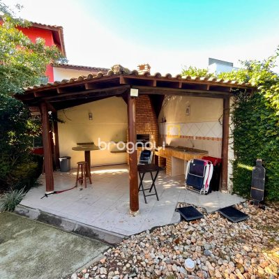 Casa com 224m², 3 quartos (sendo 3 suítes), 2 garagens, no bairro Rio Tavares em Florianópolis