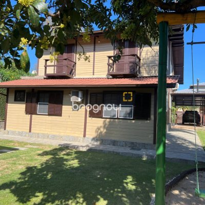 Casa com 303m², 2 quartos (sendo 1 suíte), 4 garagens, no bairro Lagoa da Conceição em Florianópolis