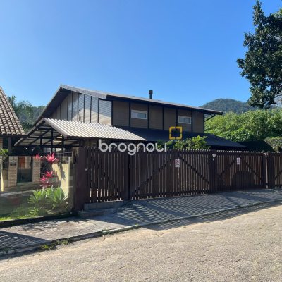Casa com 303m², 2 quartos (sendo 1 suíte), 4 garagens, no bairro Lagoa da Conceição em Florianópolis