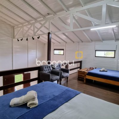 Casa com 303m², 2 quartos (sendo 1 suíte), 4 garagens, no bairro Lagoa da Conceição em Florianópolis
