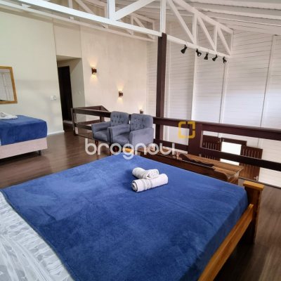 Casa com 303m², 2 quartos (sendo 1 suíte), 4 garagens, no bairro Lagoa da Conceição em Florianópolis