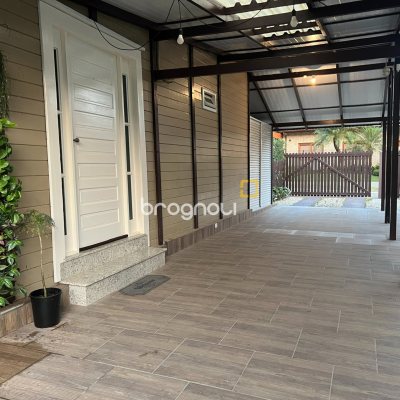 Casa com 303m², 2 quartos (sendo 1 suíte), 4 garagens, no bairro Lagoa da Conceição em Florianópolis