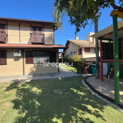 Casa com 303m², 2 quartos (sendo 1 suíte), 4 garagens, no bairro Lagoa da Conceição em Florianópolis