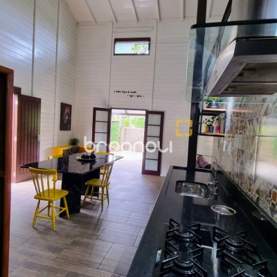 Casa com 303m², 2 quartos (sendo 1 suíte), 4 garagens, no bairro Lagoa da Conceição em Florianópolis