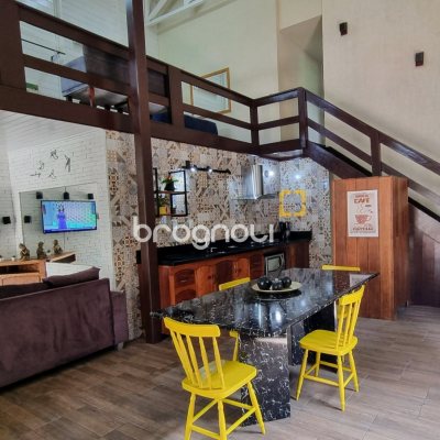 Casa com 303m², 2 quartos (sendo 1 suíte), 4 garagens, no bairro Lagoa da Conceição em Florianópolis