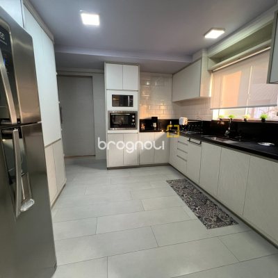 Casa com 303m², 2 quartos (sendo 1 suíte), 4 garagens, no bairro Lagoa da Conceição em Florianópolis