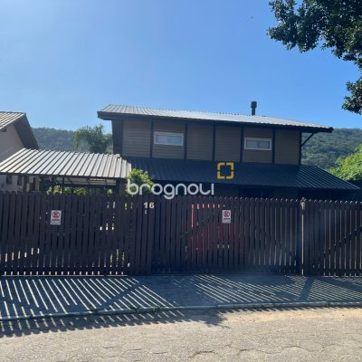 Casa com 303m², 2 quartos (sendo 1 suíte), 4 garagens, no bairro Lagoa da Conceição em Florianópolis