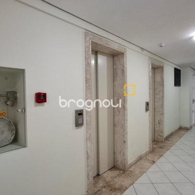 Sala com 32m², 1 garagem, no bairro Centro em Florianópolis
