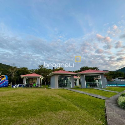 Casa de Condomínio com 221m², 3 quartos (sendo 1 suíte), 3 garagens, no bairro Praia de Fora em Palhoça
