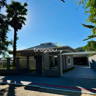 Casa de Condomínio com 221m², 3 quartos (sendo 1 suíte), 3 garagens, no bairro Praia de Fora em Palhoça