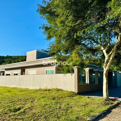 Casa de Condomínio com 221m², 3 quartos (sendo 1 suíte), 3 garagens, no bairro Praia de Fora em Palhoça