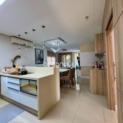 Casa de Condomínio com 221m², 3 quartos (sendo 1 suíte), 3 garagens, no bairro Praia de Fora em Palhoça