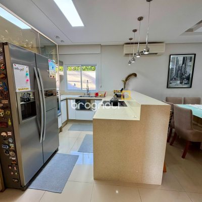Casa de Condomínio com 221m², 3 quartos (sendo 1 suíte), 3 garagens, no bairro Praia de Fora em Palhoça