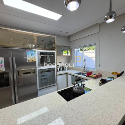 Casa de Condomínio com 221m², 3 quartos (sendo 1 suíte), 3 garagens, no bairro Praia de Fora em Palhoça