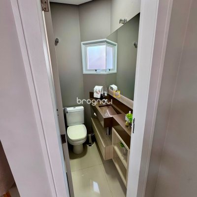 Casa de Condomínio com 221m², 3 quartos (sendo 1 suíte), 3 garagens, no bairro Praia de Fora em Palhoça