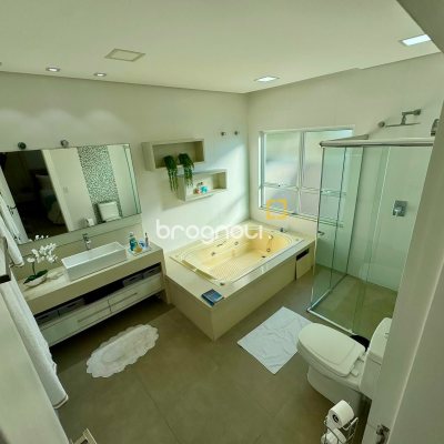 Casa de Condomínio com 221m², 3 quartos (sendo 1 suíte), 3 garagens, no bairro Praia de Fora em Palhoça