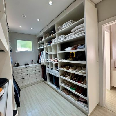 Casa de Condomínio com 221m², 3 quartos (sendo 1 suíte), 3 garagens, no bairro Praia de Fora em Palhoça