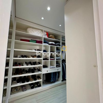 Casa de Condomínio com 221m², 3 quartos (sendo 1 suíte), 3 garagens, no bairro Praia de Fora em Palhoça