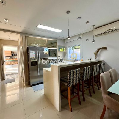 Casa de Condomínio com 221m², 3 quartos (sendo 1 suíte), 3 garagens, no bairro Praia de Fora em Palhoça