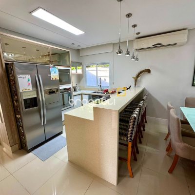 Casa de Condomínio com 221m², 3 quartos (sendo 1 suíte), 3 garagens, no bairro Praia de Fora em Palhoça
