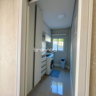 Casa de Condomínio com 221m², 3 quartos (sendo 1 suíte), 3 garagens, no bairro Praia de Fora em Palhoça