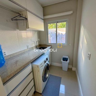 Casa de Condomínio com 221m², 3 quartos (sendo 1 suíte), 3 garagens, no bairro Praia de Fora em Palhoça