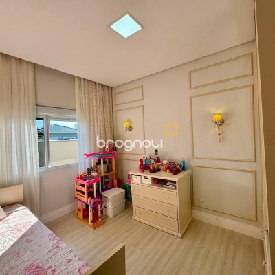 Casa de Condomínio com 221m², 3 quartos (sendo 1 suíte), 3 garagens, no bairro Praia de Fora em Palhoça