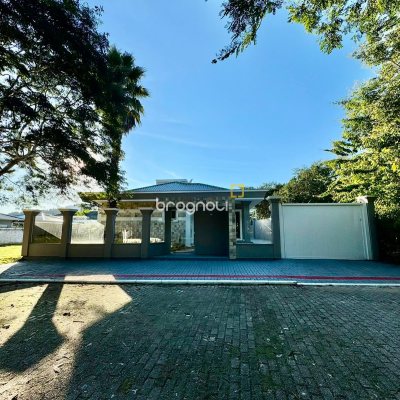 Casa de Condomínio com 221m², 3 quartos (sendo 1 suíte), 3 garagens, no bairro Praia de Fora em Palhoça