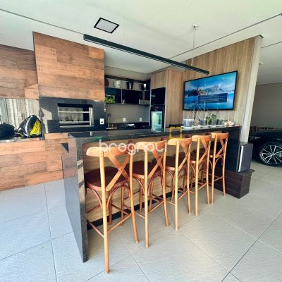 Casa de Condomínio com 221m², 3 quartos (sendo 1 suíte), 3 garagens, no bairro Praia de Fora em Palhoça