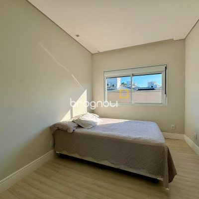 Casa de Condomínio com 221m², 3 quartos (sendo 1 suíte), 3 garagens, no bairro Praia de Fora em Palhoça