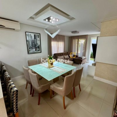Casa de Condomínio com 221m², 3 quartos (sendo 1 suíte), 3 garagens, no bairro Praia de Fora em Palhoça