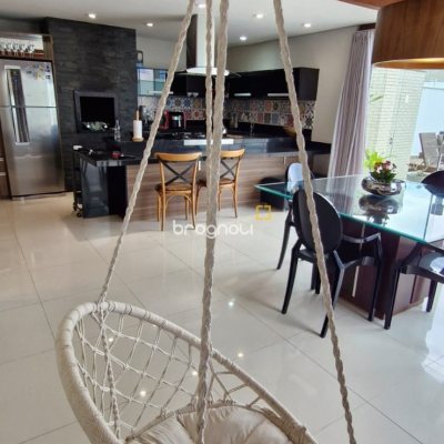 Cobertura com 263m², 4 quartos (sendo 2 suítes), 2 garagens, no bairro Ingleses em Florianópolis
