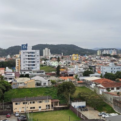 Apartamento com 98m², 3 quartos (sendo 1 suíte), 1 garagem, no bairro Barreiros em São José