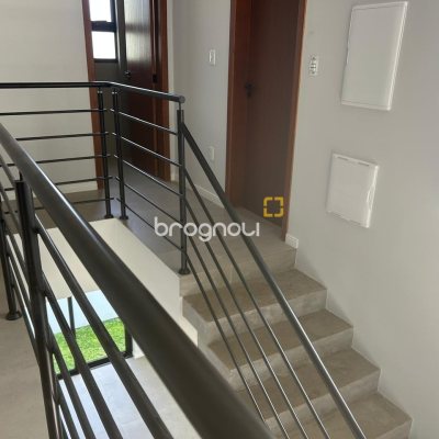 Casa com 175m², 3 quartos (sendo 1 suíte), 2 garagens, no bairro São João do Rio Vermelho em Florianópolis