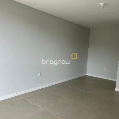 Casa com 175m², 3 quartos (sendo 1 suíte), 2 garagens, no bairro São João do Rio Vermelho em Florianópolis