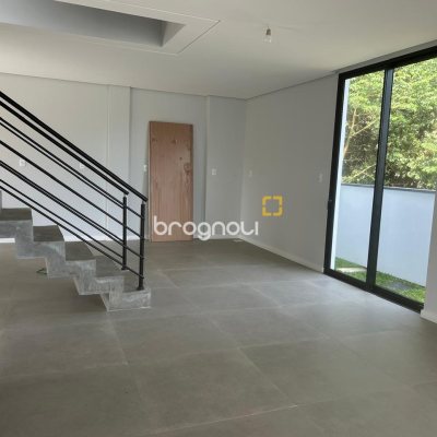 Casa com 175m², 3 quartos (sendo 1 suíte), 2 garagens, no bairro São João do Rio Vermelho em Florianópolis