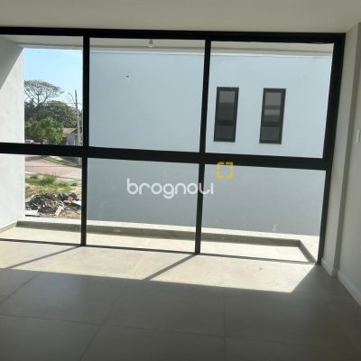 Casa com 175m², 3 quartos (sendo 1 suíte), 2 garagens, no bairro São João do Rio Vermelho em Florianópolis