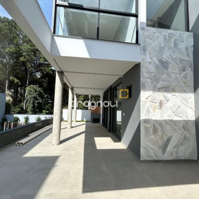 Casa com 175m², 3 quartos (sendo 1 suíte), 2 garagens, no bairro São João do Rio Vermelho em Florianópolis
