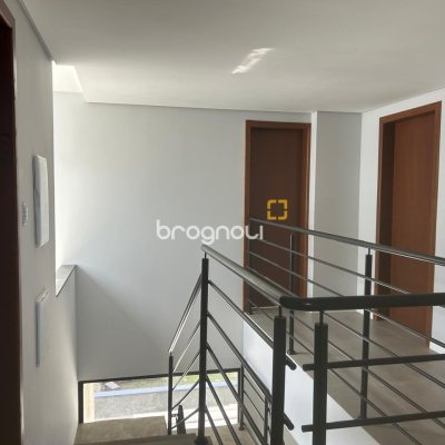 Casa com 175m², 3 quartos (sendo 1 suíte), 2 garagens, no bairro São João do Rio Vermelho em Florianópolis